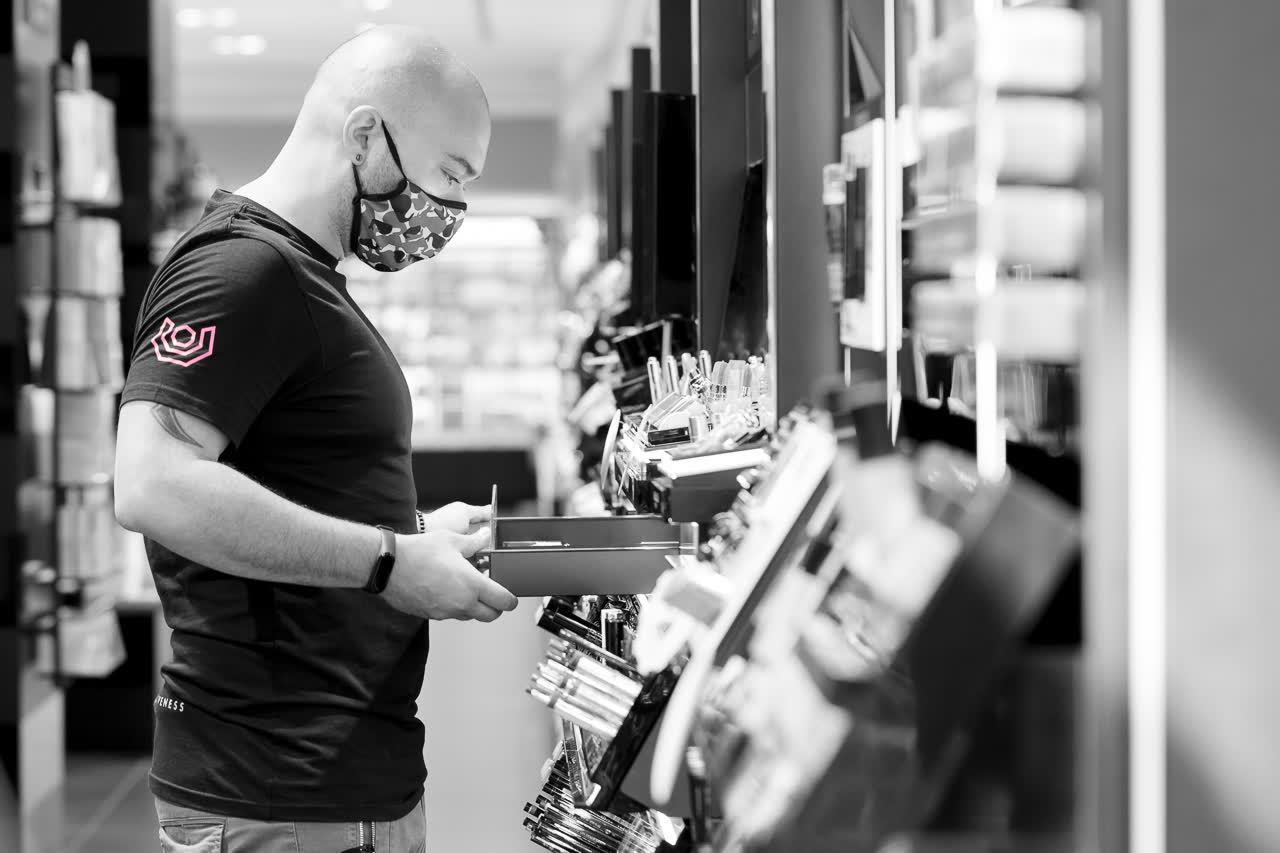A SETUP360 fitter assembling a display drawer inside a store